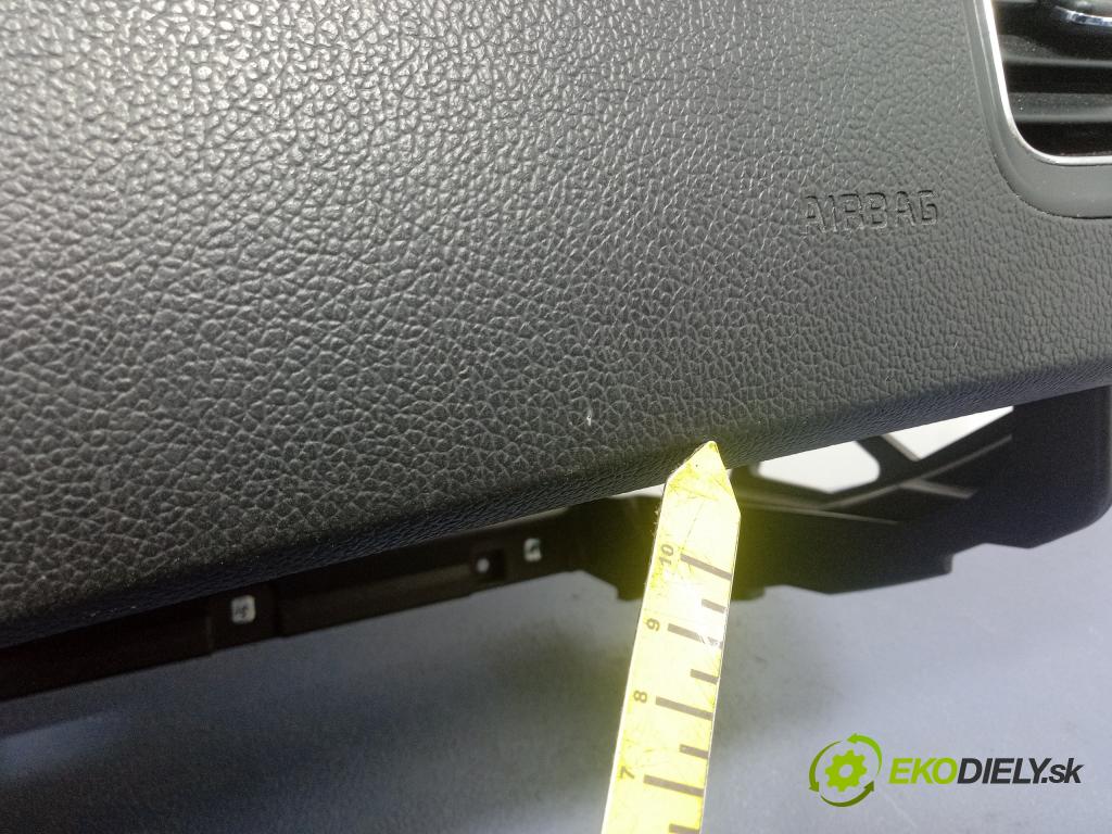 Kia Ceed 2016 kokpit,pristrojová doska 01