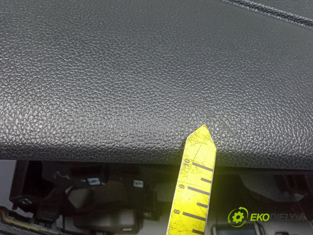 Kia Ceed 2016 kokpit,pristrojová doska 01