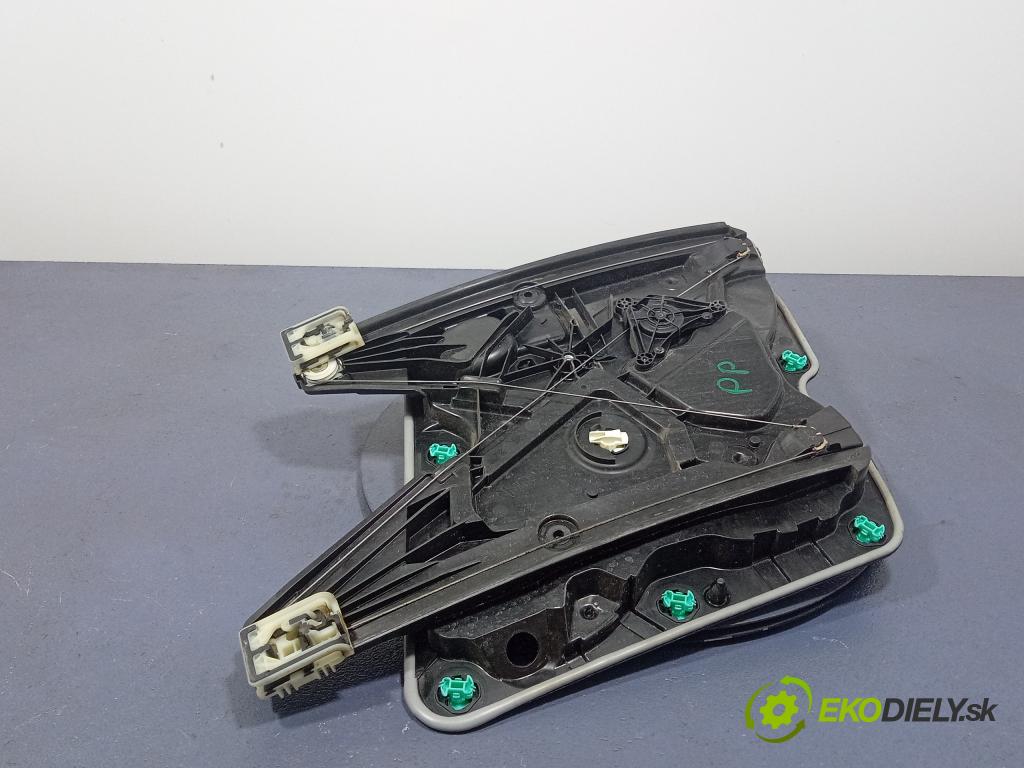 Skoda Octavia 2021 mechanismus stahování Sklenka: před v pravo: 5W3837656