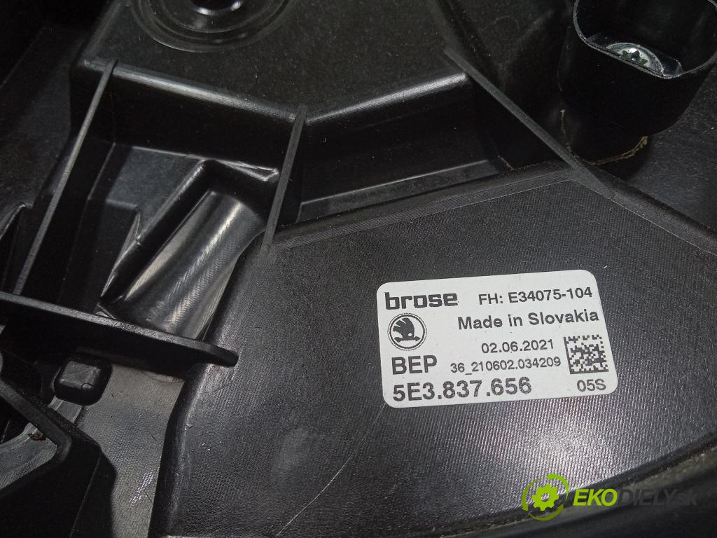 Skoda Octavia 2021 mechanismus stahování Sklenka: před v pravo: 5W3837656