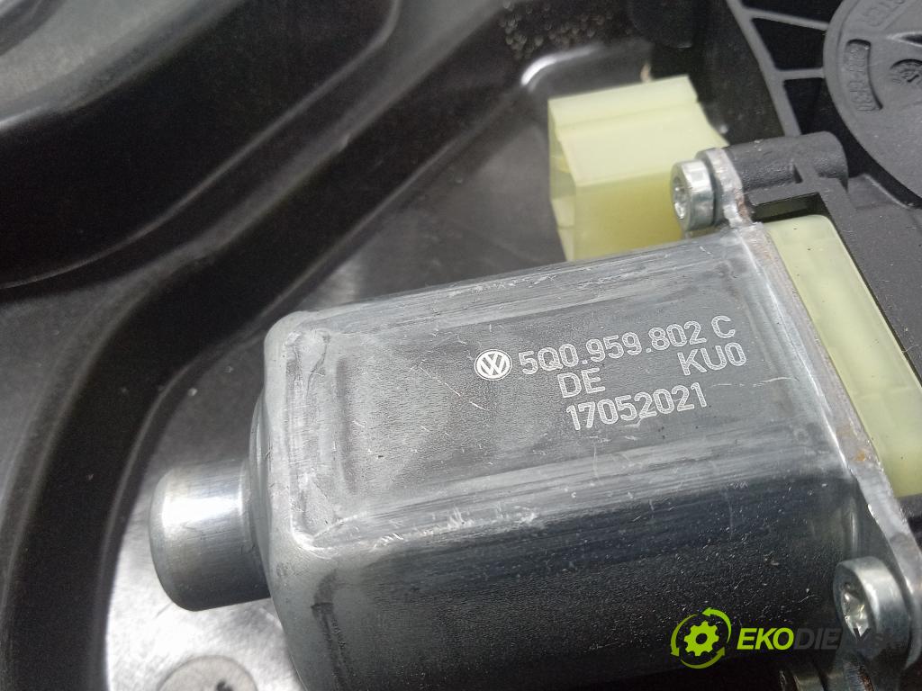 Skoda Octavia 2021 mechanismus stahování Sklenka: před v pravo: 5W3837656