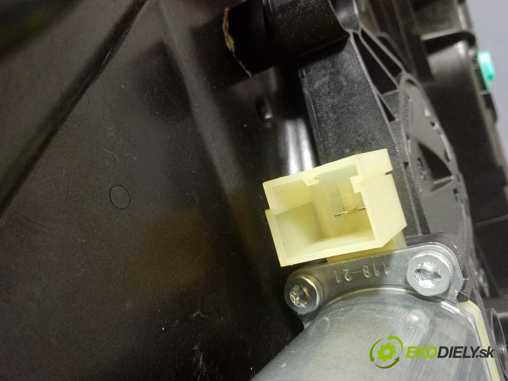 Skoda Octavia 2021 mechanismus stahování Sklenka: před v pravo: 5W3837656