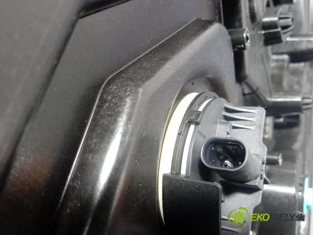 Skoda Octavia 2021 mechanismus stahování Sklenka: před v pravo: 5W3837656