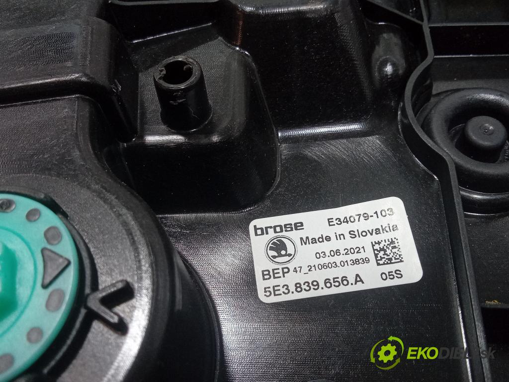 Skoda Octavia 2021 mechanismus stahování Sklenka: Zad: v pravo: 5E3839656A