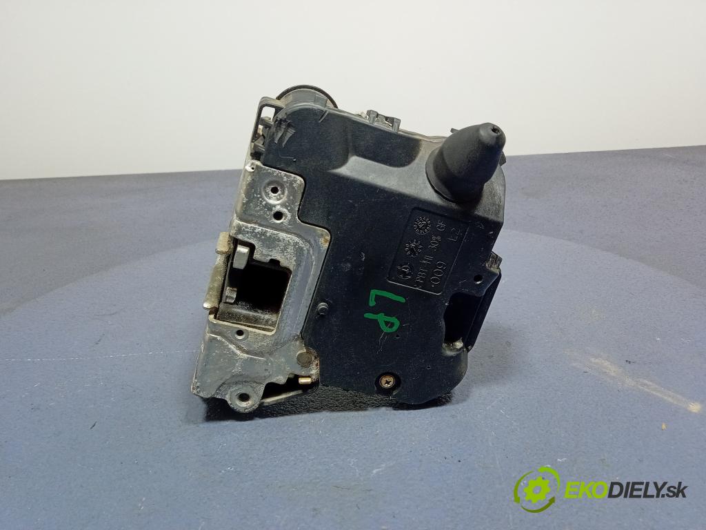 Mercedes C-klasa 2002 zámek dveře před Levý: 2037200135