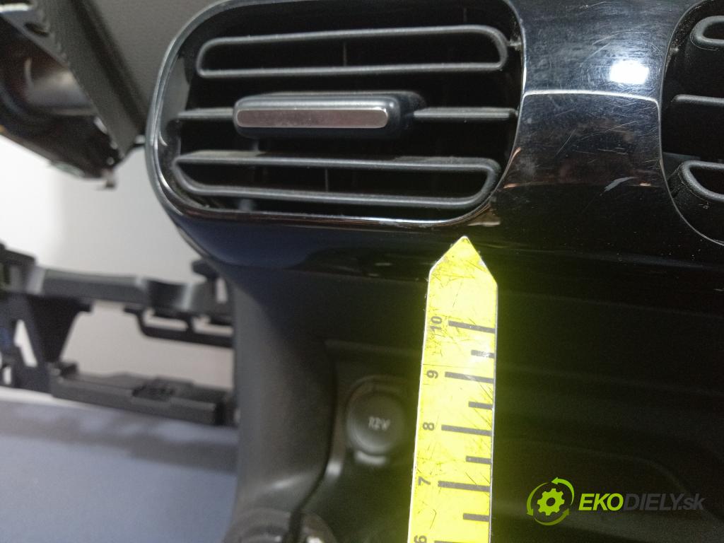 Citroen C4 cactus 2014 kokpit,pristrojová doska 01