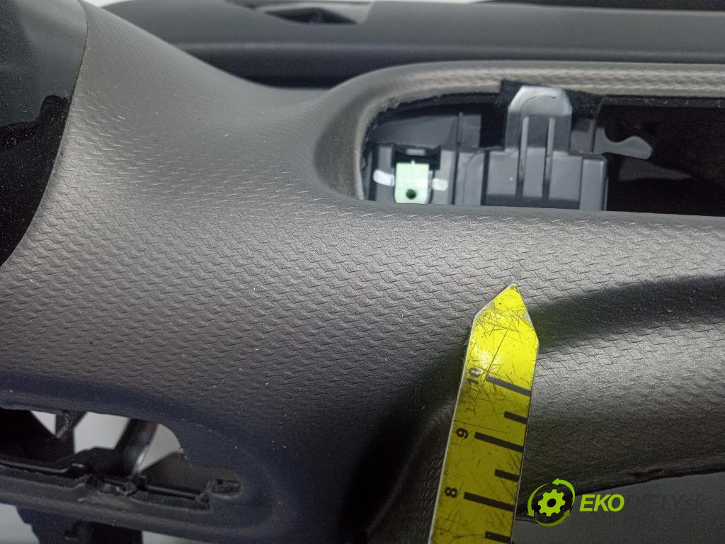 Citroen C4 cactus 2014 kokpit,pristrojová doska 01