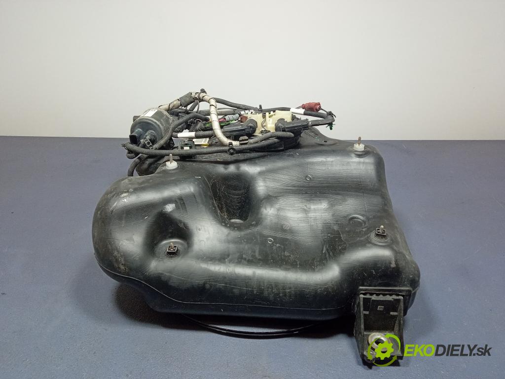 Audi Q5 2011 Nádrž: AdBlue: 8R0131877D