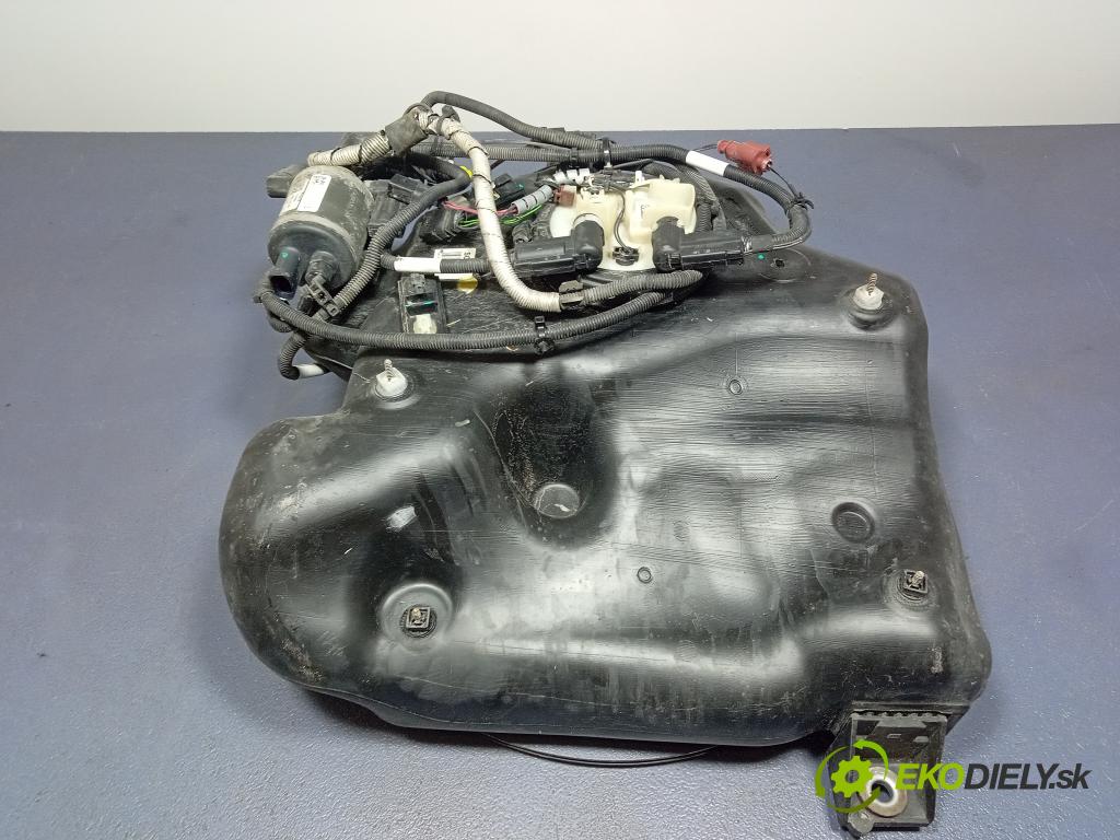 Audi Q5 2011 Nádrž: AdBlue: 8R0131877D