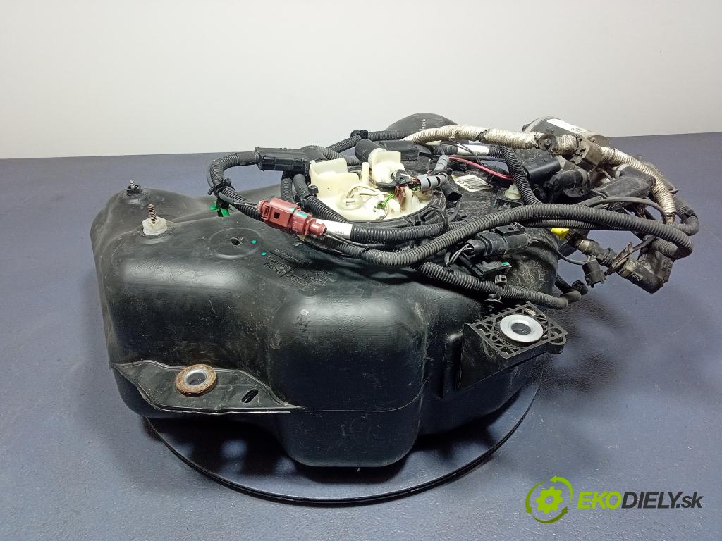 Audi Q5 2011 Nádrž: AdBlue: 8R0131877D