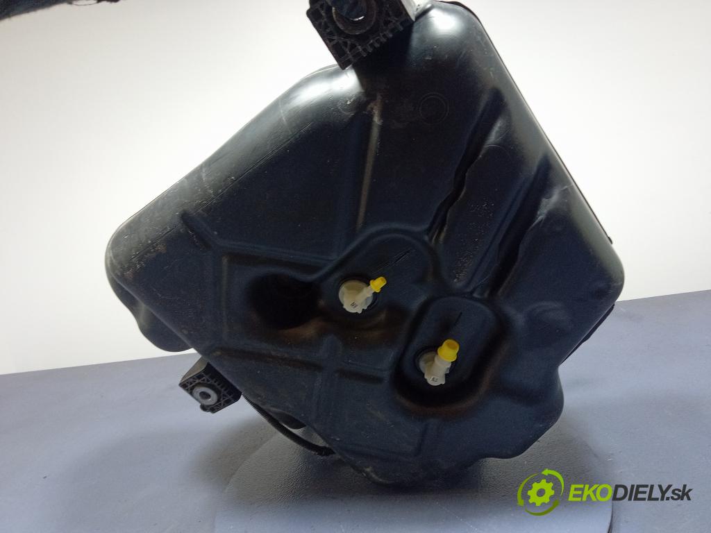 Audi Q5 2011 Nádrž: AdBlue: 8R0131877D