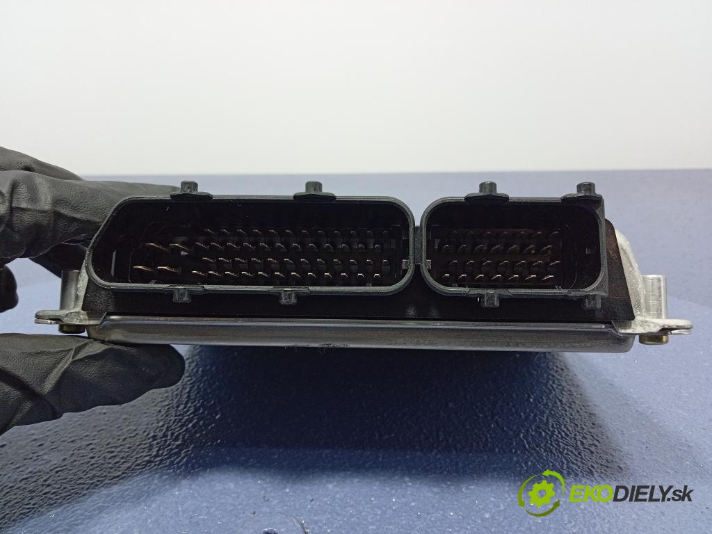 Volkswagen Passat 1998 riadiaca jednotka Motor: 8D0907558E
