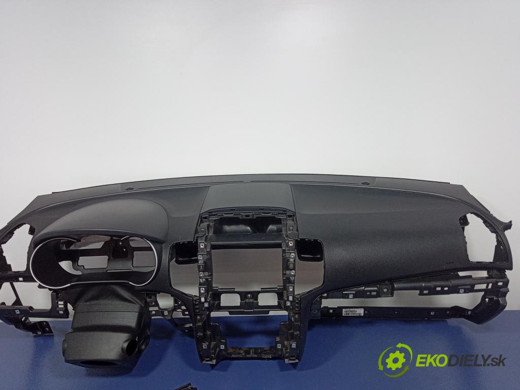 Kia Sorento 2014 kokpit,pristrojová doska 01