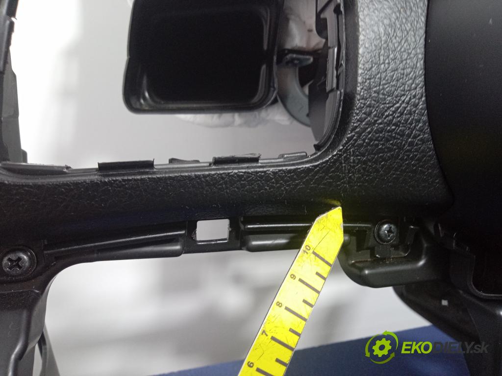 Kia Sorento 2014 kokpit,pristrojová doska 01