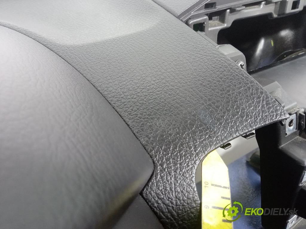 Kia Sorento 2014 kokpit,pristrojová doska 01