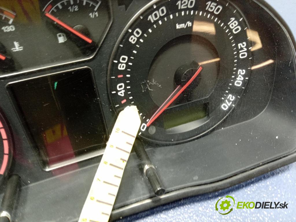Skoda Superb 2004 prístrojovka/ budíky 3U0920841A