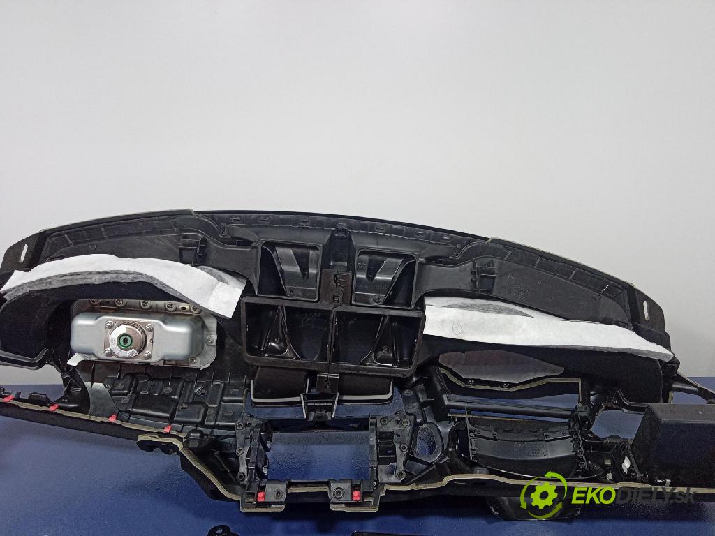 Bmw M2 2019 kokpit,pristrojová doska 01