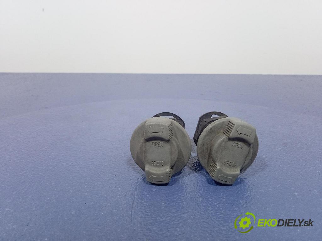 Audi A2 2001 zámek masky: 8Z0823431A