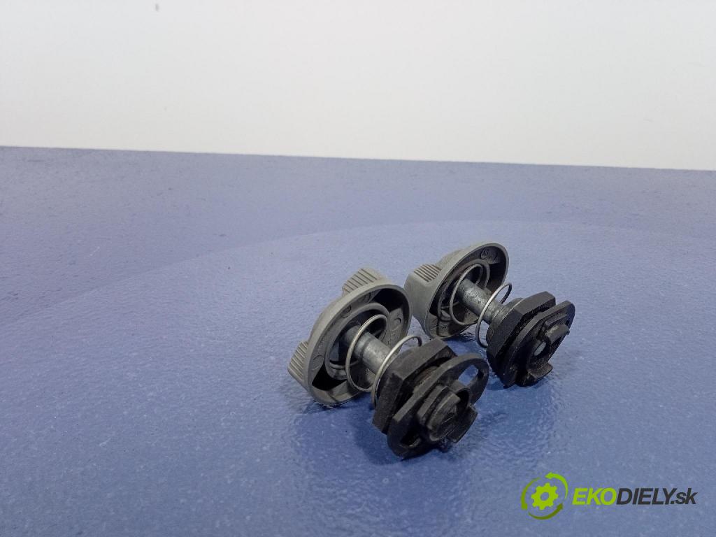 Audi A2 2001 zámek masky: 8Z0823431A