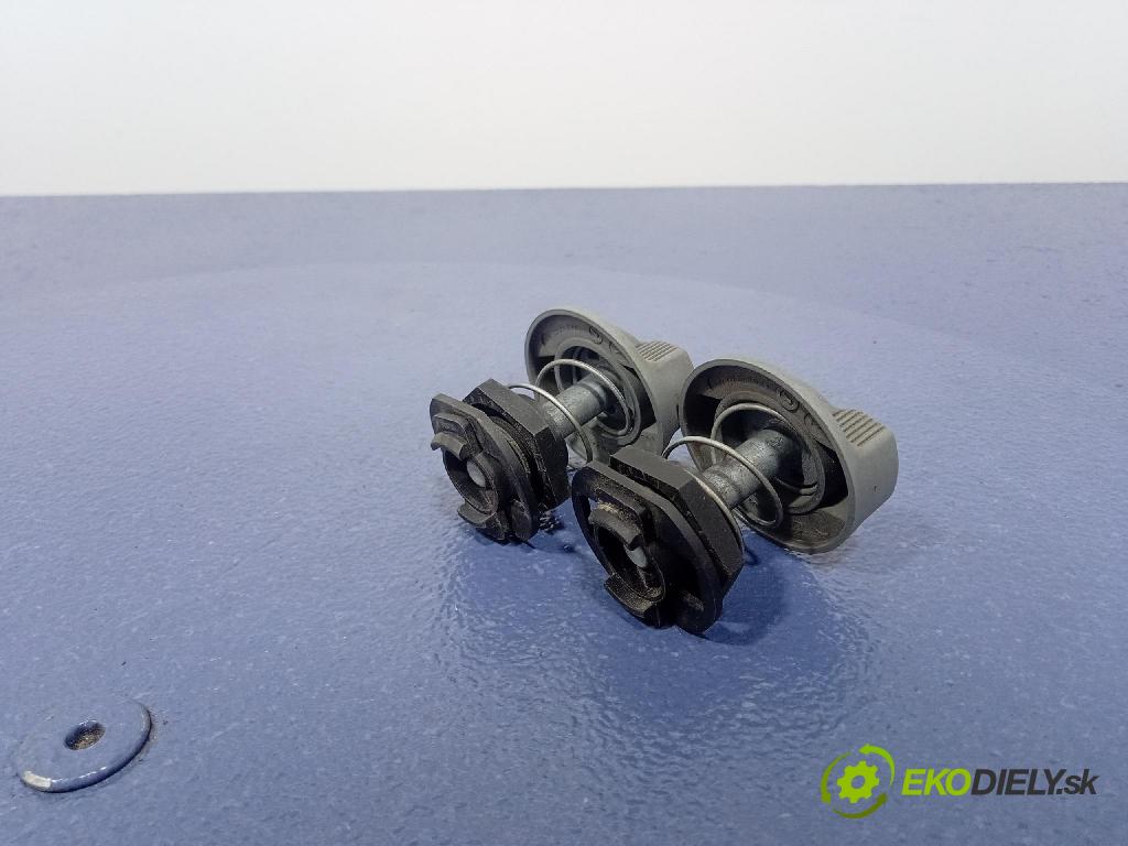 Audi A2 2001 zámek masky: 8Z0823431A