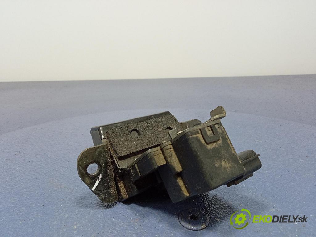 Kia Cee\'d 2006 zámek Klapky: kufr 01