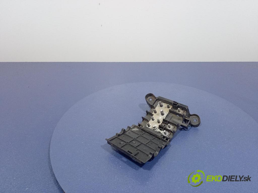 Audi A6 2012 skrinka Poistky: 4G0937517