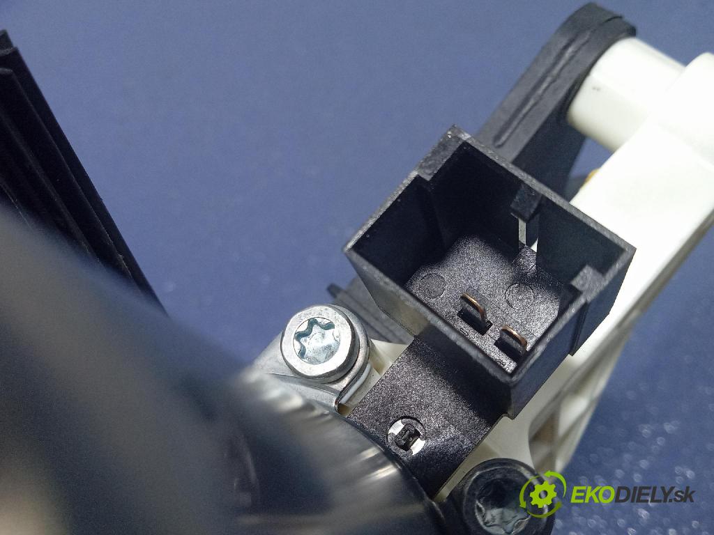 Vw Passat 2020 mechanismus stahování Sklenka: před v pravo: 30837462C
