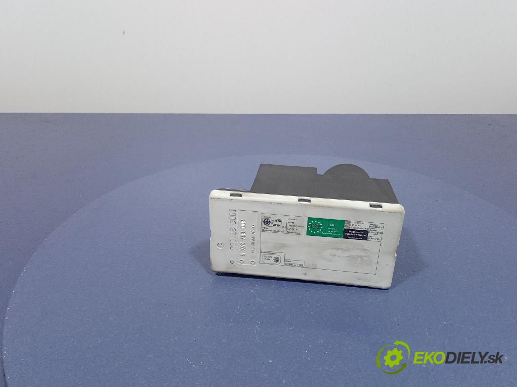 Audi A4 2000 pompa Centrálny: Zámok: 8D0862257B