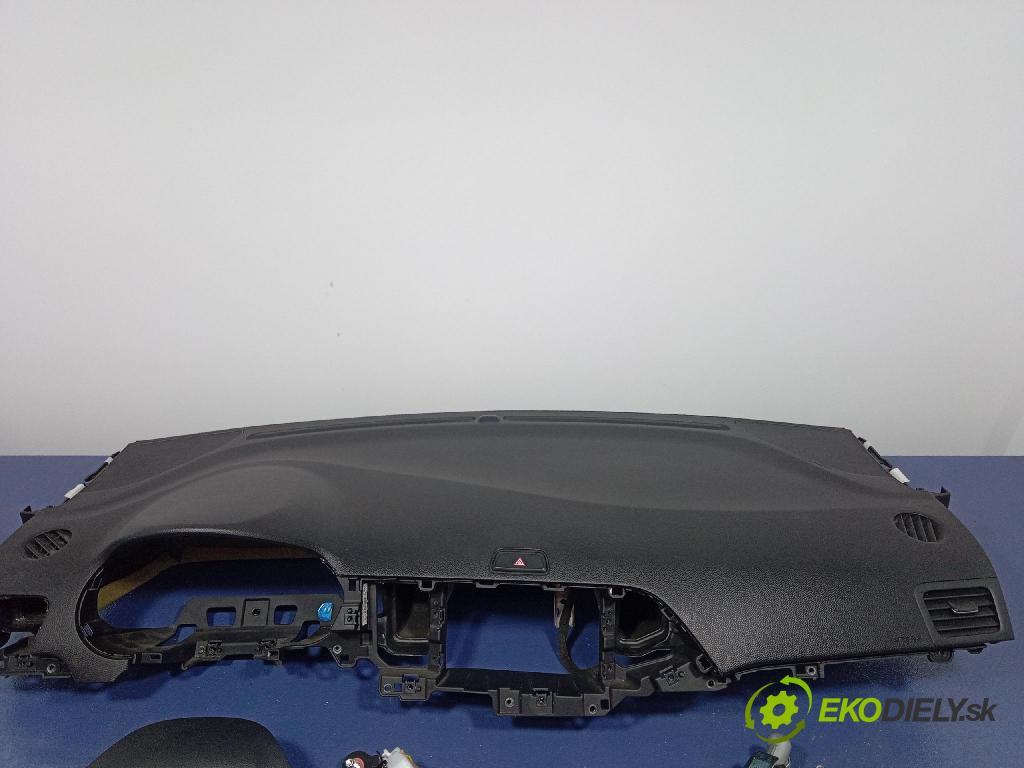 Kia Picanto 2015 kokpit,pristrojová doska 01