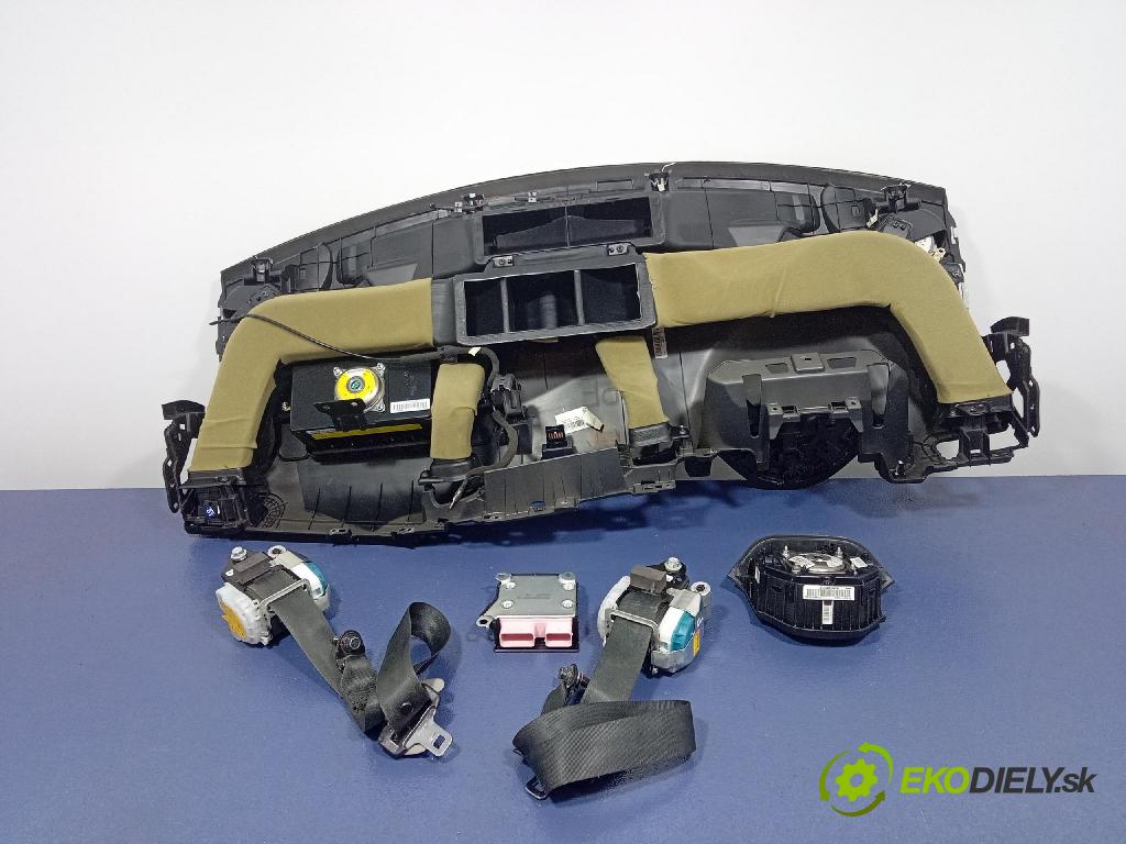 Kia Picanto 2015 kokpit,pristrojová doska 01