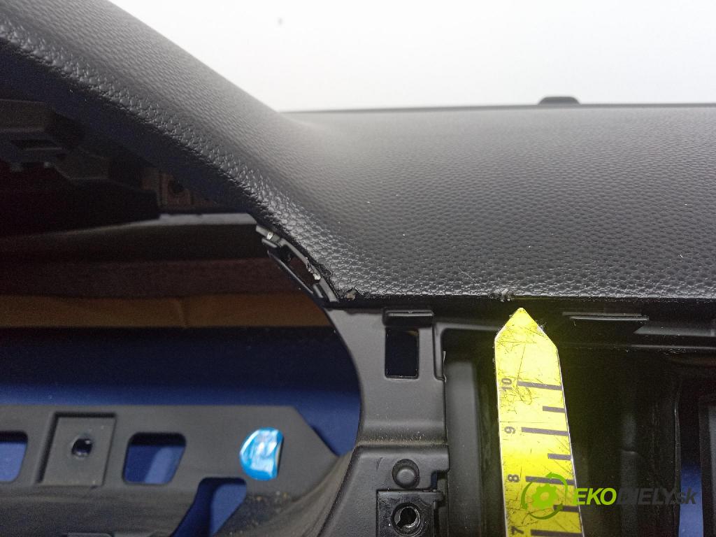 Kia Picanto 2015 kokpit,pristrojová doska 01
