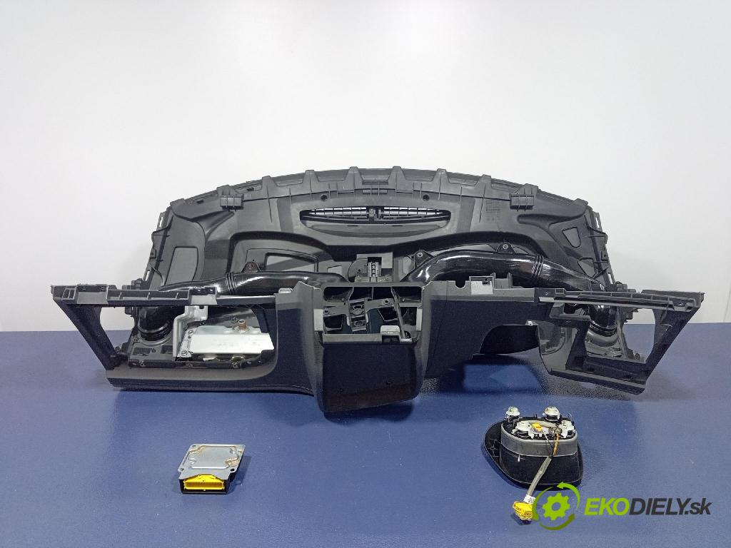 Seat Ibiza 2009 kokpit,pristrojová doska 01