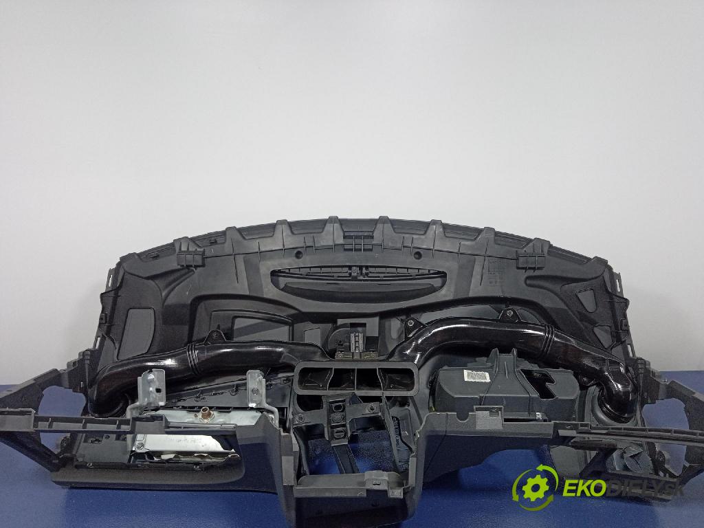 Seat Ibiza 2009 kokpit,pristrojová doska 01