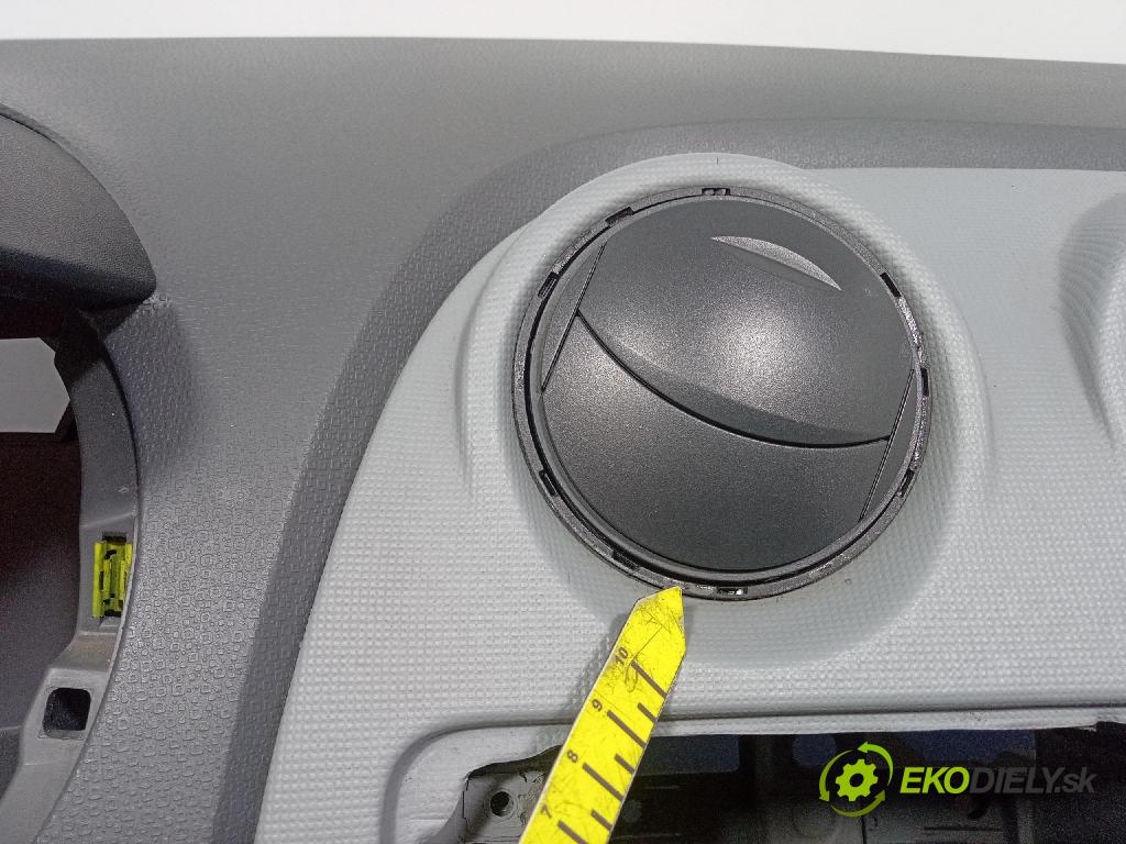 Seat Ibiza 2009 kokpit,pristrojová doska 01