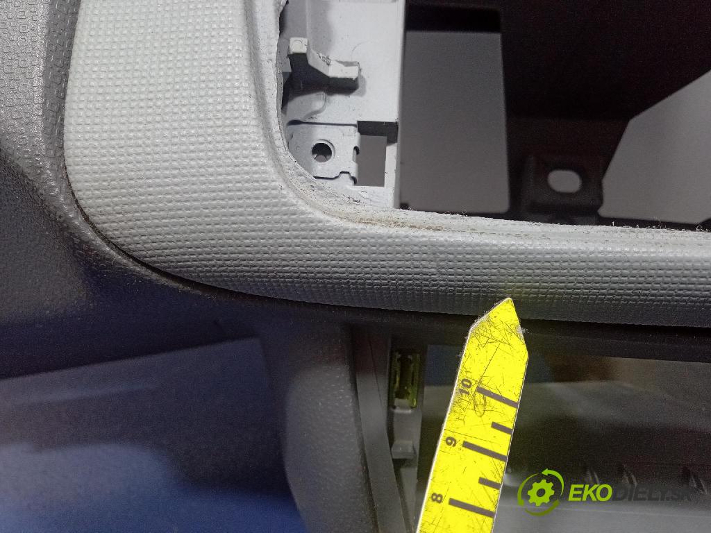 Seat Ibiza 2009 kokpit,pristrojová doska 01