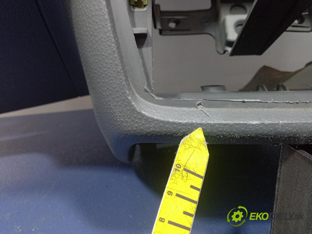 Seat Ibiza 2009 kokpit,pristrojová doska 01