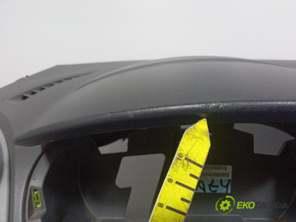 Seat Ibiza 2009 kokpit,pristrojová doska 01