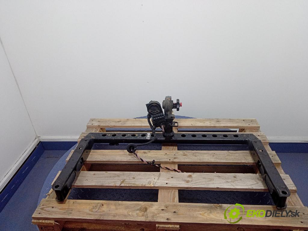 Audi A4 2015 oko Do Přívěsy 8T0800491H