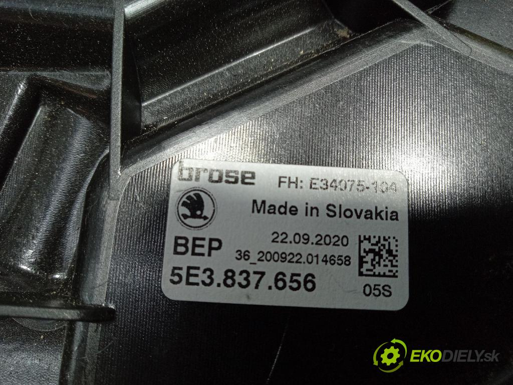 Skoda Octavia 2020 mechanismus stahování Sklenka: před v pravo: 5E3837656