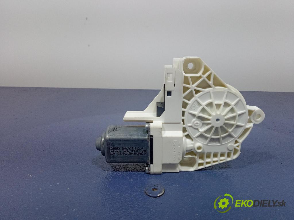 Audi A4 2015 mechanismus stahování Sklenka: Zad: v pravo: 8K0959812A