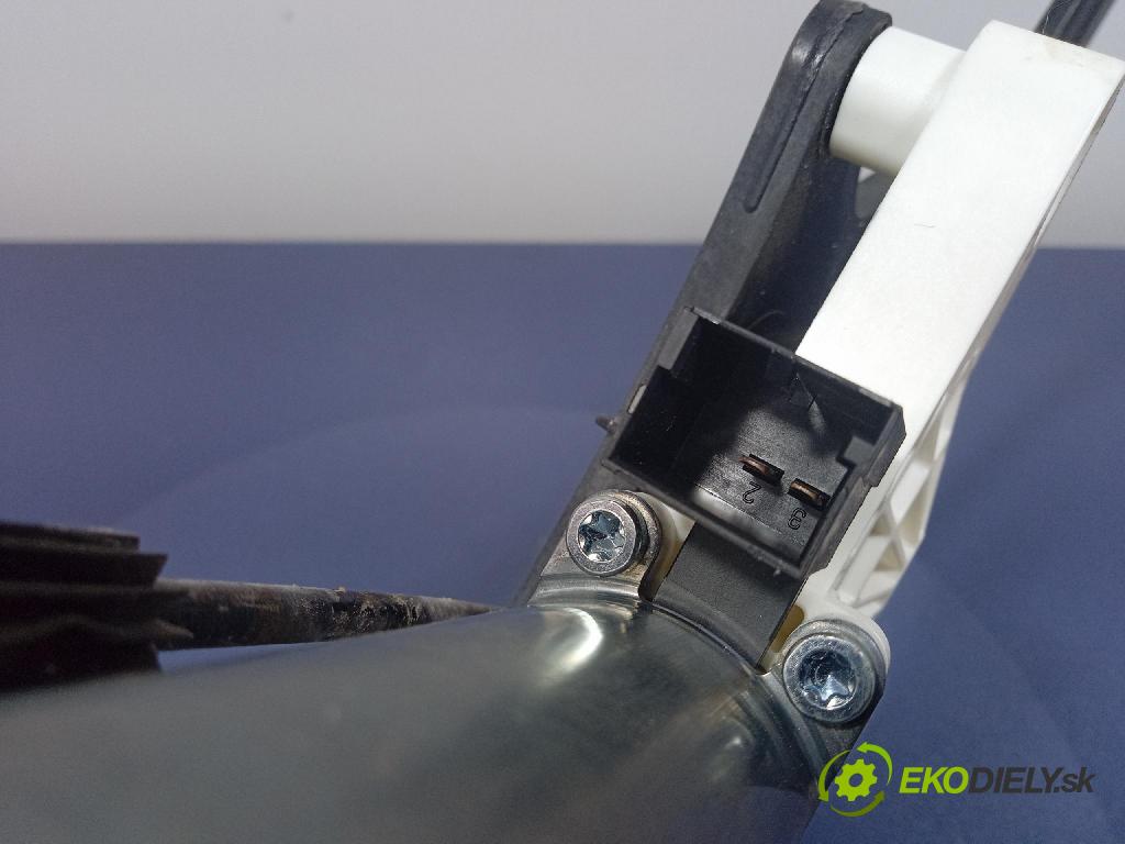 Vw Passat 2018 mechanismus stahování Sklenka: před v pravo: 3G0837462C
