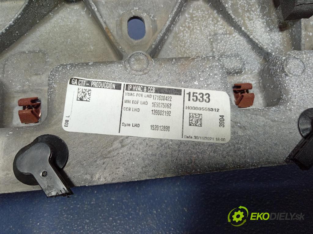 Ford Mustang mach-e 2021 kokpit,pristrojová doska 01