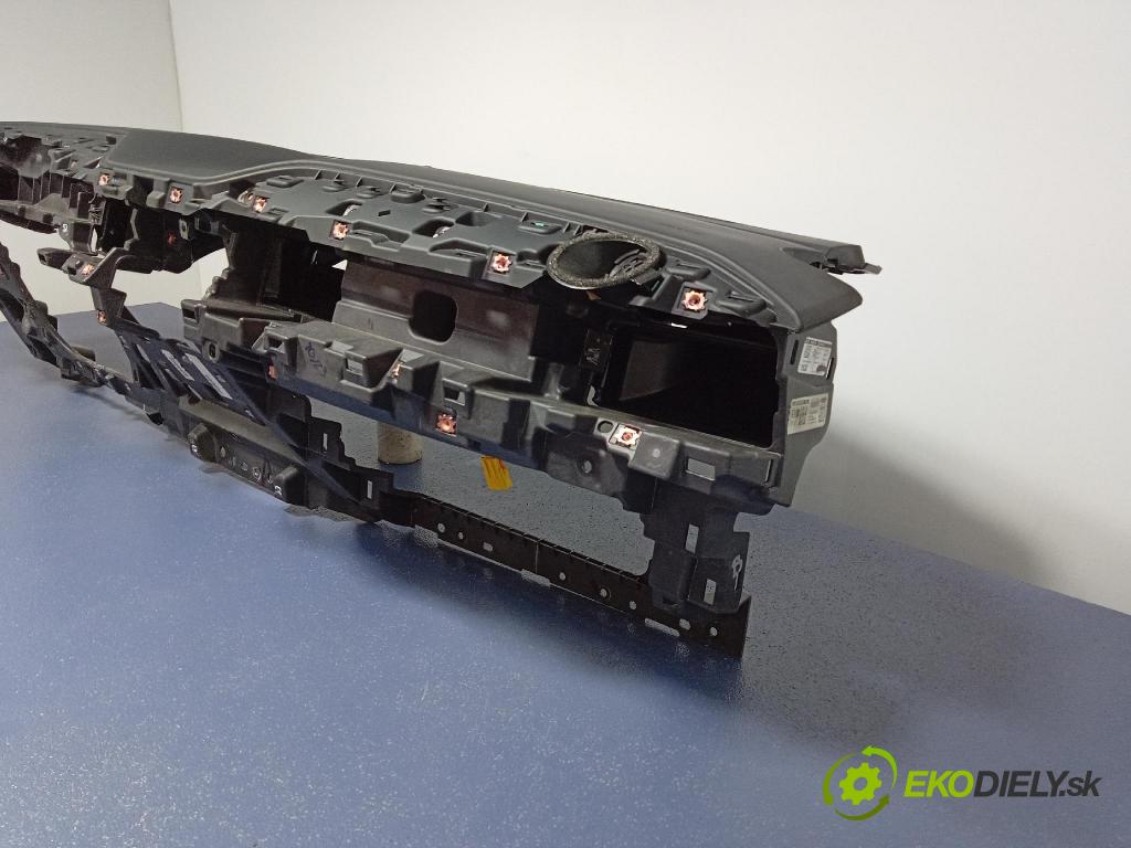 Ford Mustang mach-e 2021 kokpit,pristrojová doska 01
