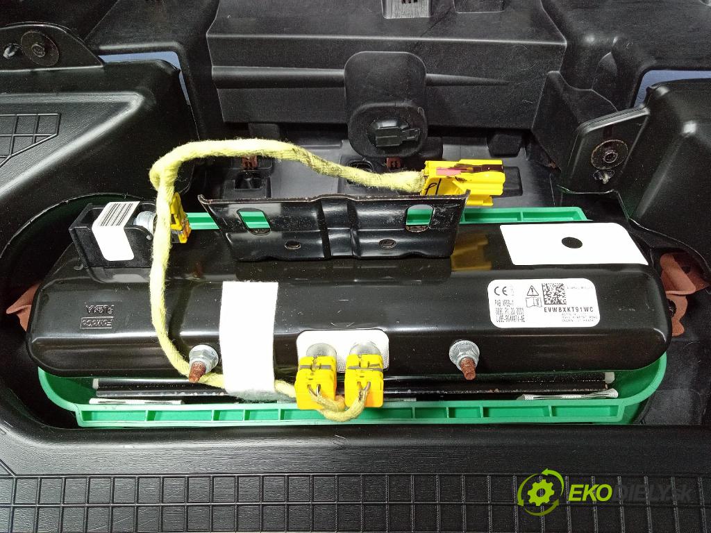 Ford Mustang mach-e 2021 kokpit,pristrojová doska 01