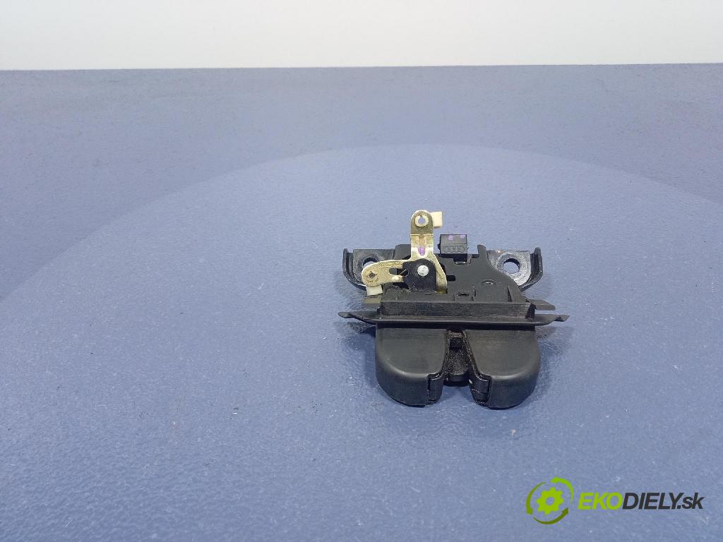 Audi A4 1999 zámek Klapky: kufr 8D9827520A