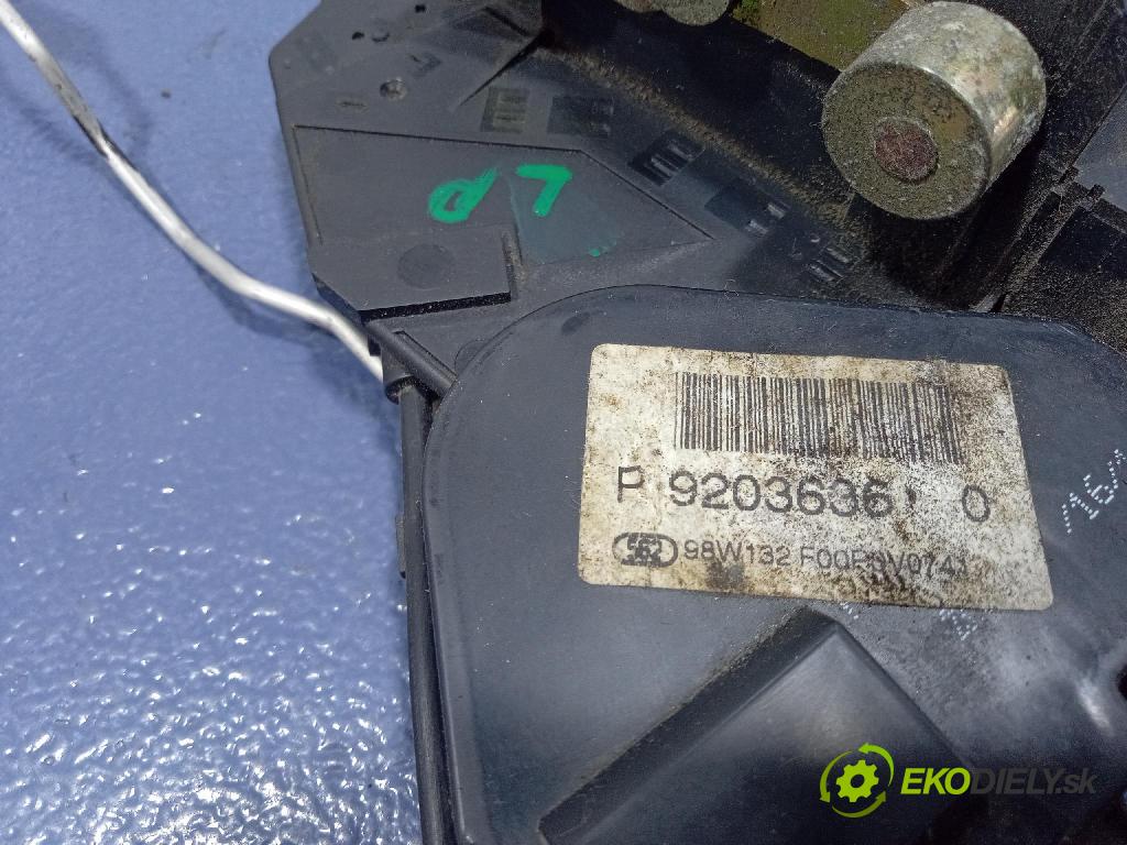 Volvo V70 1998 zámek dveře před Levý: P9203636