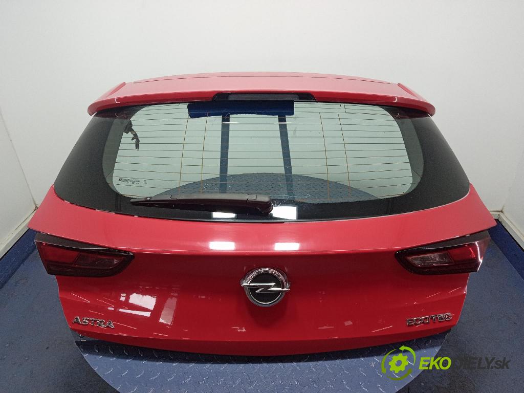 Opel Astra 2018 zadní dveře kufra: kufr 01