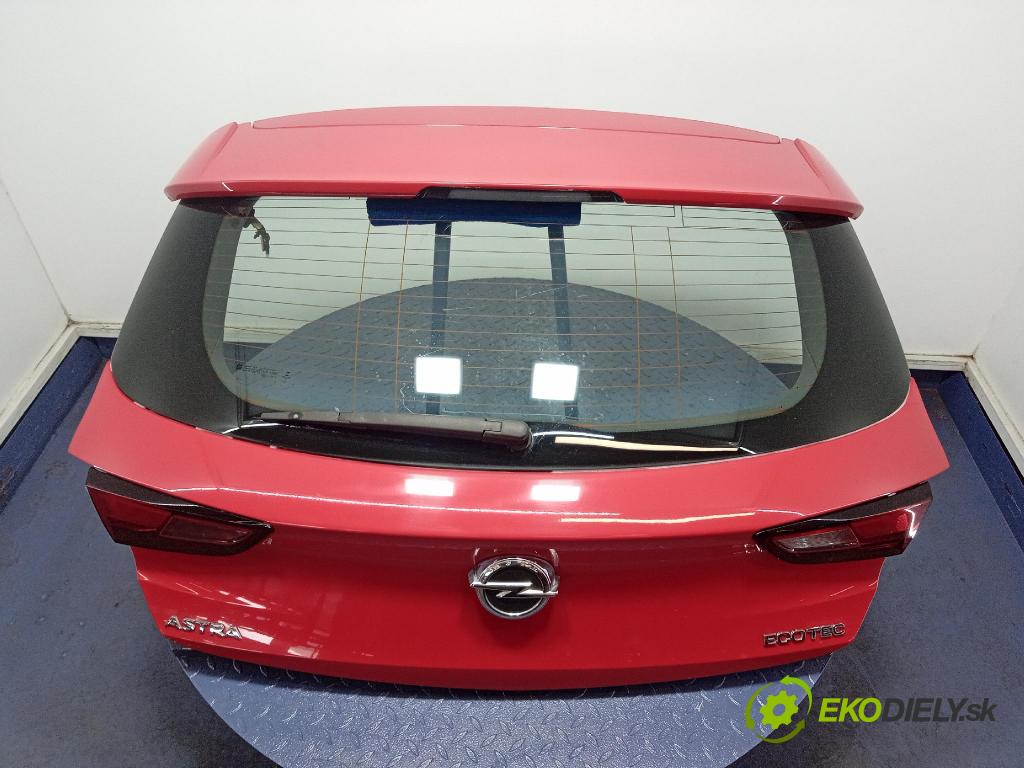 Opel Astra 2018 zadní dveře kufra: kufr 01