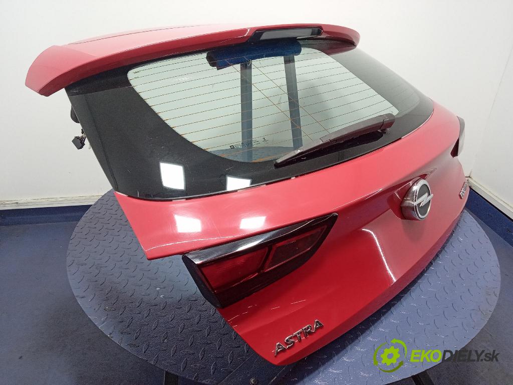 Opel Astra 2018 zadní dveře kufra: kufr 01