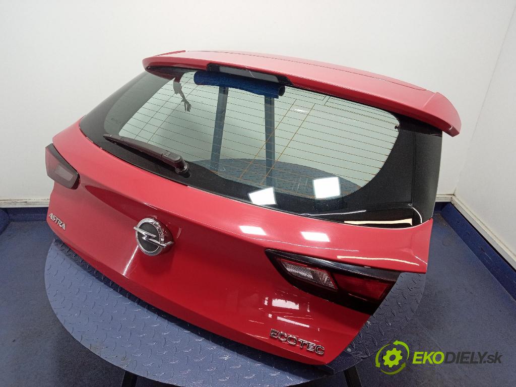 Opel Astra 2018 zadní dveře kufra: kufr 01